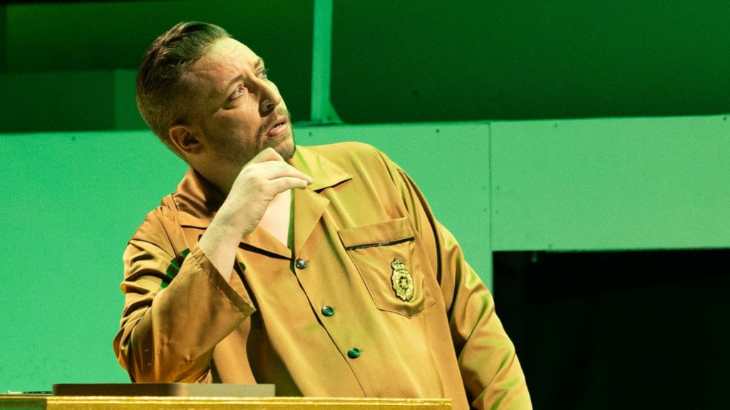 Don Carlos -oopperassa yksinäinen kuningas Filip II (Mika Kares) ihmettelee, miksi kruunun on aina kumarrettava alttarille. Kuvat: Mikko Karsisto