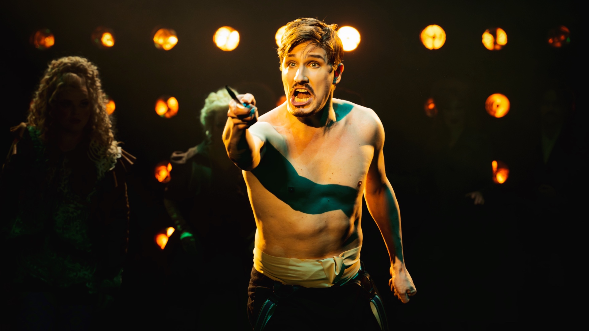 Turun Kaupunginteatterin, Turun filharmonisen orkesterin ja Saaristo-oopperan yhteistuotanto, ensi-ilta 9.4.2026. Esityskuva Otto-Ville Väätäinen, kuvassa Jasper Leppänen ja Sonja Pajunoja.